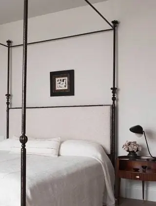 Для главной спальни мы выбрали французский буфет 40-х годов в стиле арт-деко, винтажную настольную лампу Serge Mouille…