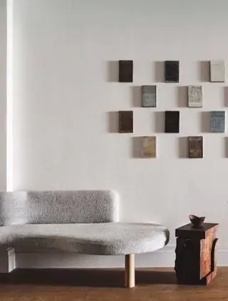 Элементы дизайна сочетаются с полотнами по всему дому. На фото деталь зала