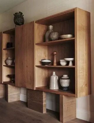 Никки Розенталь, влюбленная в керамику, без колебаний разработала полку, чтобы предложить тщательный выбор предметов