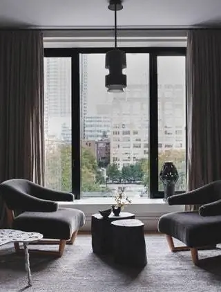 Большое панорамное окно в гостиной стало идеальным фоном для подвески подвески Эрика Шмитта
