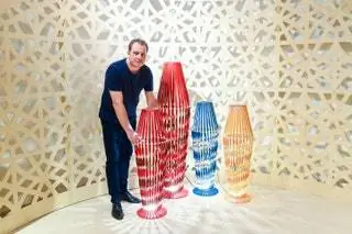 Спиральная лампа от Atelier Oï Спиралевидные кожаные полоски с натуральной отделкой с одной стороны и металлизированной с другой…