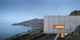 Бетонный дом на скалах Бетонный дом на скалах