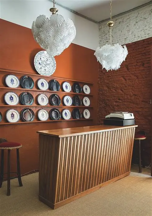 старый деревянный прилавок керамический магазин Мадрид