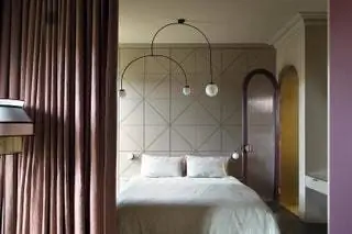 Спальня дублинской студии Kingston Lafferty Design, в которой они работали с местными ремесленниками для…