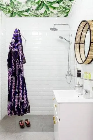 Зеркало из дерева и каннажа, купленное в Zara Home и обитое тканью для улицы от Güell la Madrid
