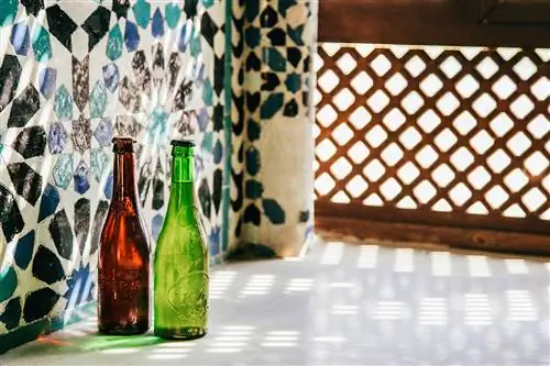 Alhambra Reserva 1925 и Alhambra Reserva Roja в одном из углов памятника