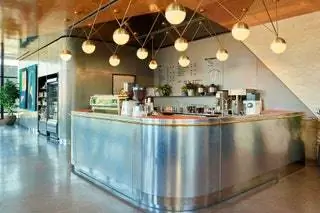На первом этаже находится кафе Stumptown Coffee Roasters