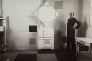 Мондриан в своей мастерской в Париже, 1933 год. Коллекция Het Nieuwe Instituut Rotterdam
