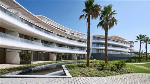 извилистое белое здание с видом на море