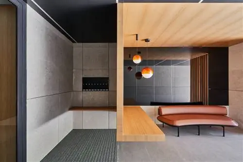 кожаный диван в гостиной с деревянными панелями