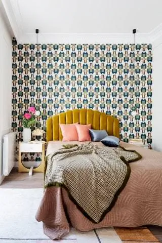 Главная спальня с обоями Юпитер 10 и изготовленным на заказ изголовьем