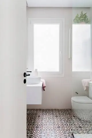 В ванной комнате унитазы Roca, тумба под раковину Codis Bath и пол из керамической плитки.nbsp