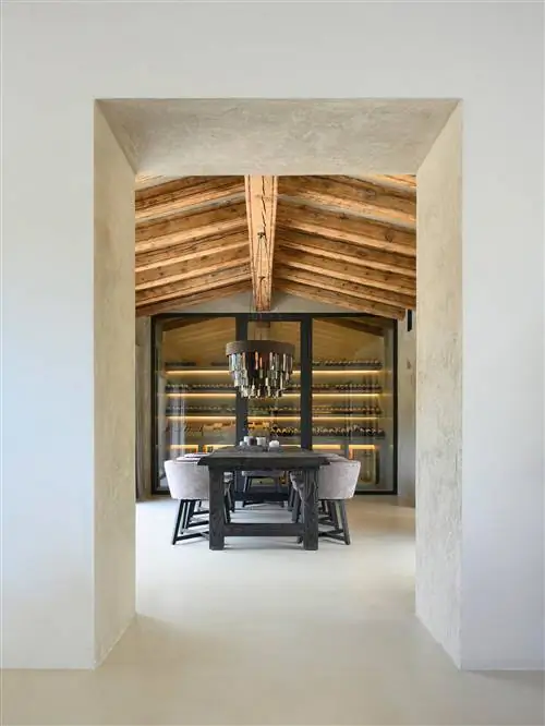 столовая со стульями и деревянным потолком