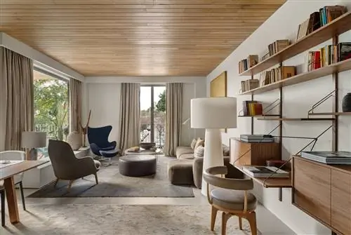 гостиная с деревянной мебелью