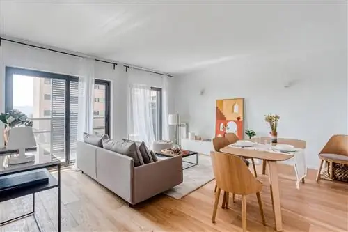 гостиная с серым диваном и террасой