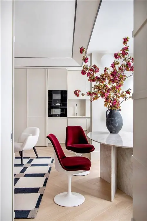 В то время, когда большинство из нас мечтает сбежать из города, есть те, кому нужно как раз обратное…