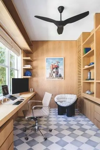 компьютерный стол и белое кресло