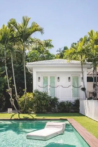 Белый дом с бассейном и матрасом