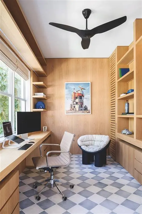 компьютерный стол и белое кресло