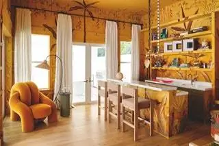 комната с барной стойкой оранжевого кресла