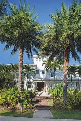 белый дом пальмы сад