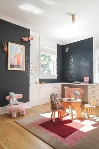 комната с игрушечным столом и стульями