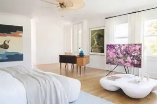 рабочий стол телевизор большая белая кровать