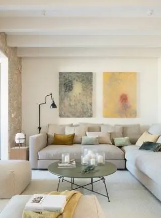 В гостиной диван Alex от Casadesus, кофейные столики Mr. Zheng от Lema Mattia, ковер от Linie Design, пуф Larson Ivano… В гостиной диван Alex от Casadesus, кофейные столики Mr. Zheng от Lema Mattia, ковер от Linie Design, пуф Larson Ivano…