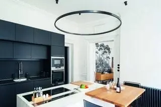 Это пространство освещает оригинальная лампа Le Deun Luminaires. Функциональная кухня, которая представляет собой продолжение…