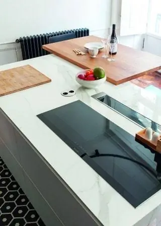 Перед шкафом большой белый остров с верхом и боками, покрытыми шелком Statuario от Neolith. Заповедная зона…