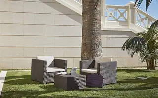 Что, если мы привезем бар к себе домой? С этим двухместным набором мы можем создать еще одно пространство для отдыха…