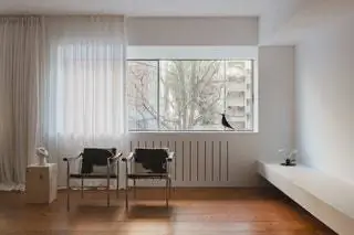 Есть и другие предметы, которые были тщательно отобраны, например, стулья LC1 от Le Corbusier из кожи пони года…