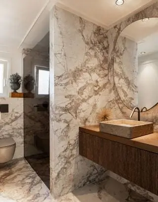 Во влажных помещениях и на кухне была выбрана керамическая отделка, которая контрастирует с остальной частью дома, в дополнение к…