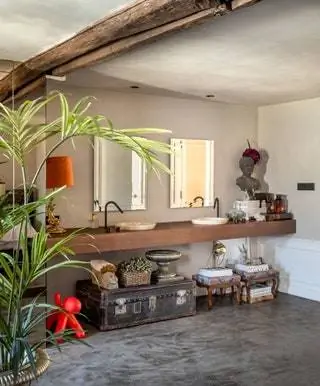 7 советов, как использовать темные цвета, чтобы придать изысканности вашей гостиной Сказка о Гадком утенке стала такой…