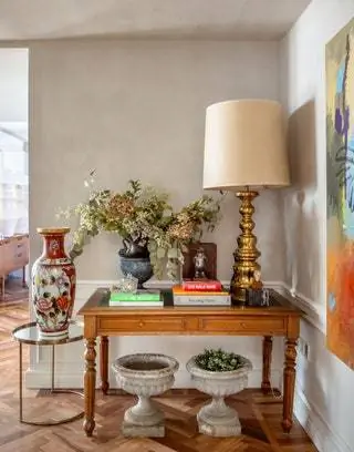 При входе в дом светильник, вазы и элементы декора от Veluto