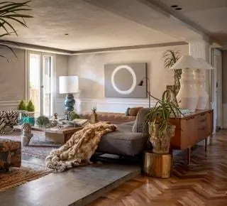 В гостиной мы находим диван и лампу с основанием из мрамора и латуни, ковер и лампу по дизайну Иньиго Ириарте Интерьеризмо…