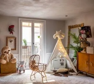 В пространстве много естественного света и, как это принято во всех работах студии, они акцентированы…