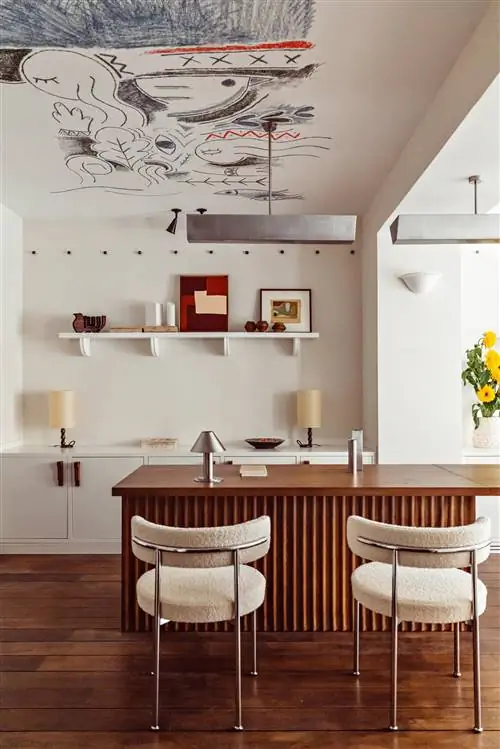 письменный стол с двумя стульями и картина на потолке