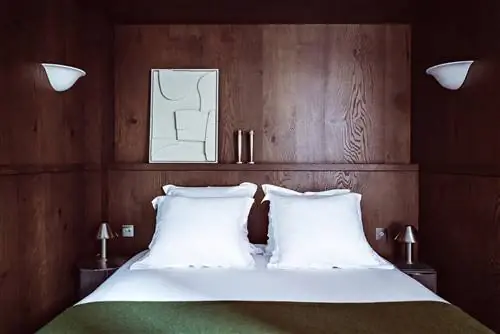 кровать в окружении темного дерева