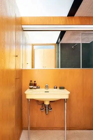 Дерево и плитка от Heath Ceramics, а также современная раковина придают ванной комнате более современный вид
