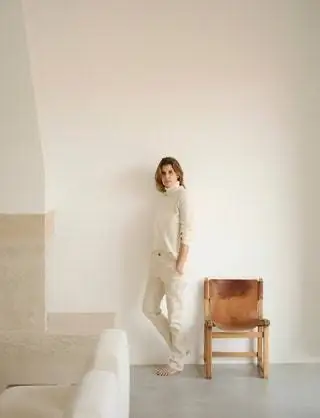 босая женщина в белом
