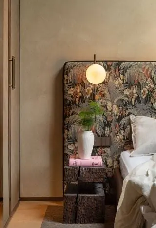 В спальне изголовье и бра от Иньиго Ириарте. Дизайн интерьера с прикроватными тумбочками из ткани Alhambra, выполненными…