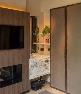 Раковина разработана Иньиго, а смесители - CEA Design. Все декоративные детали из магазина Veluto