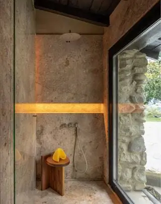 В ванной комнате есть мраморный душ и смесители марки CEA Design. Ниши света, которые проецируются в обоих…