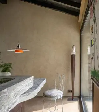 Хотя владельцы позволили дизайнеру интерьеров творить, как ему заблагорассудится, они попросили его принять участие в процессе, чтобы…