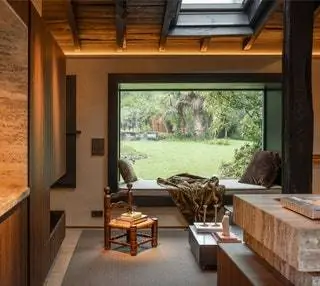 В гостиной французское антикварное кресло Desire, подушка с бархатом Dedar, ковер Cotlin, одеяло Veluto с…