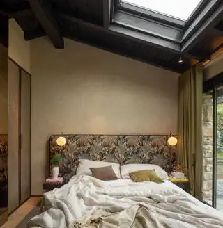 Прикроватные тумбочки, которые сопровождают изголовье кровати, - это отсылка к традиционному подъемному…