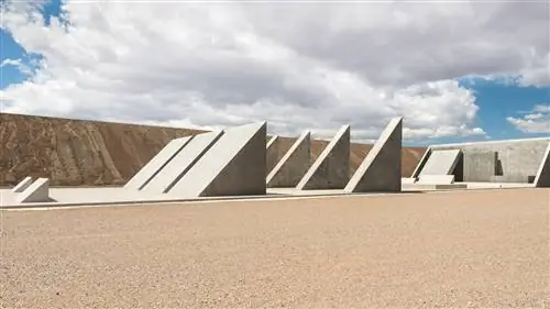 треугольная бетонная конструкция