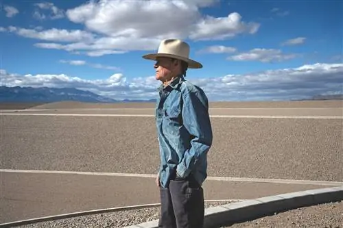 мужчина в шляпе и джинсовой куртке