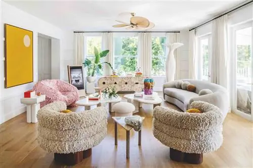 Гостиная, украшенная многочисленными эклектичными предметами и цифровым искусством